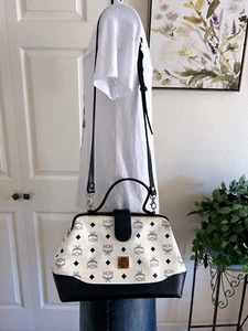 Auténtico Bolso Bandolera Bolso de Hombro MCM Visetos PVC Blanco Azul Marino Cuero - Imagen 1 de 11