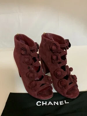 BOTAS CHANEL $1300 17A CAMURÇA BORGONHA PEEPTOE CAMÉLIA TAMANHO 38 - Imagem 1 de 4
