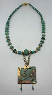 Collar llamativo de cuentas tono turquesa y dorado de colección con colgante de cobre ¡MIRA! Foto 1 de 4