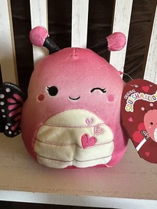 Peluche Arona The 5” Butterfly Monarch rosa caldo San Valentino Squishmallow 2023 - Foto 1 di 3