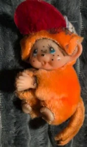 MonChiChi AFFE Clip auf Bleistift Umarmung Kunststoff Sommersprossen Gesicht Baseball Kappe Vintage 3,5" - Bild 1 von 3
