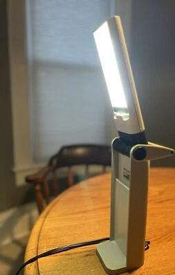 Luz de tarea ajustable plegable Ott-Lite TrueColor 13W bajo resplandor Foto 1 de 4