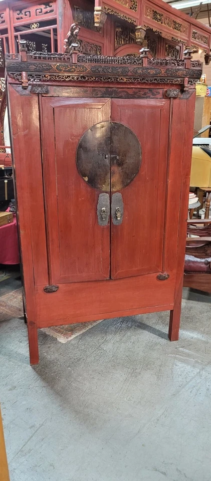 Armario grande antiguo lacado rojo del siglo XIX tallado Foto 1 de 4