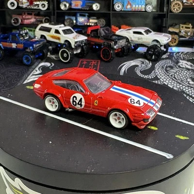 Hot Wheels Ferrari 365 GTB4 INTERCAMBIO DE RUEDAS CON PILOTOS REALES  Foto 1 de 4
