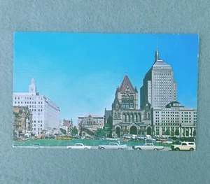 Cartolina d'epoca non spedita MA Boston Copley Square Old Cars Chrome Trinity Church - Foto 1 di 3
