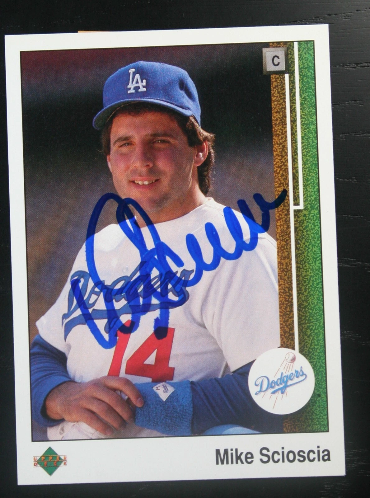 AUTOGRAPHED - Mike Scioscia Upper Deck #116 Los Angeles Dodgers 1989