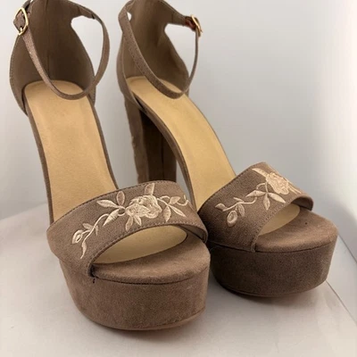 Tacones de plataforma Charlotte Russe beige con ribete floral dorado talla 10 Foto 1 de 4