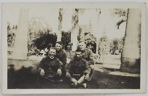 Primera Guerra Mundial 1918 RPPC sepia, indiviso, 5,5 x 3,5 cuatro soldados delante de las palmeras - Imagen 1 de 4