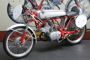 EBBRO 1:10 SCALE 1962 HONDA CR110 CUB RACING DIECAST MOTORCYCLE MODEL SILVER/RED - Picture 1 of 13
