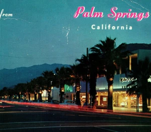 Saluti da Palm Springs Palm Canyon Street City di notte CA cartolina d'epoca - Foto 1 di 4