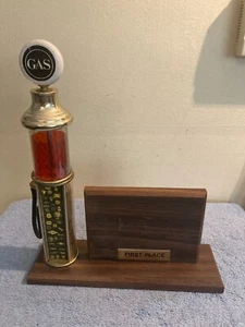 GAS PUMP TROPHY ERSTER PLATZ AUTOSHOW AUSZEICHNUNG SICHTBARE TANKSTELLE AUF HOLZSOCKEL LESEN - Bild 1 von 14