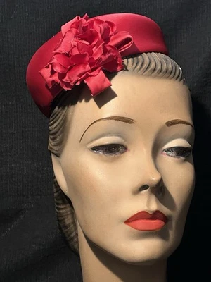 Exclusivo sombrero Halo Evelyn Varon Rojo Satinado Floral Adornado Foto 1 de 4