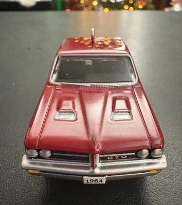 Hallmark Keepsake Ornament 1964 Pontiac GTO; 20º en serie ¡NUEVO EN CAJA! Fecha 2010 Foto 1 de 4