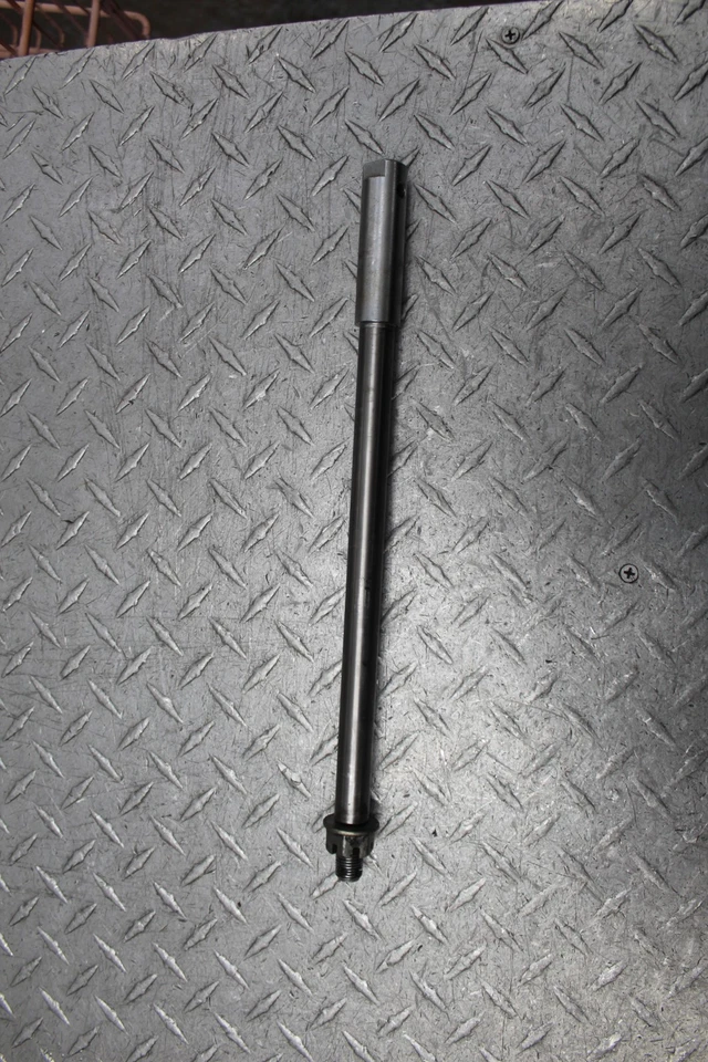 1996 YAMAHA VIRAGO 750 XV750 REAR AXLE BACK WHEEL RIM PIVOT BOLT AXEL - Imagem 1 de 4