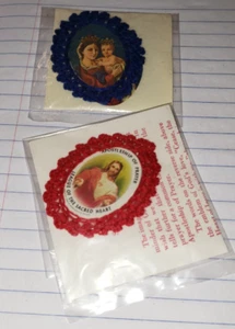 2 INSIGNIAS ESCAPULARES SANTUARIOS DE BOLSILLO CORAZÓN SAGRADO Y MI MADRE, MI CONFIANZA EN EL PAQUETE - Imagen 1 de 8