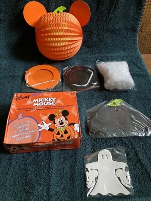 Fiesta de Halloween Disney en una caja. Panal de papel .7 y otras decoraciones. Foto 1 de 4