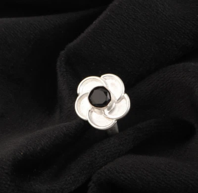 Anillo floral de joyería bohemia artesanal de plata de ley 925 con piedras preciosas de ónix negro Foto 1 de 4