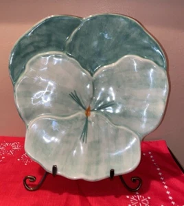 Plato/plato vintage firmado por Ernestine Salerno Italia flor de pensamiento verde 11" - Imagen 1 de 7