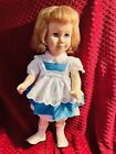 POUPÉE VINTAGE 1960 PREMIÈRE MATTEL CHATTY CATHY EN TENUE ROBE DE SOLEIL BLEUE, brouillée