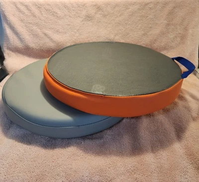 Cojines de piso - SoftScape 15" redondos - Juego de 2 piezas - Alfombrilla escolar gris y naranja Foto 1 de 4