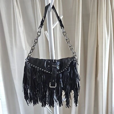 Precioso bolso de mano grande Prada con flecos  Foto 1 de 4