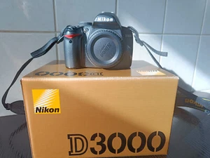 Nikon D3000 Body 10.2 MP SLR-Digitalkamera - Schwarz (nur Gehäuse) - Bild 1 von 6