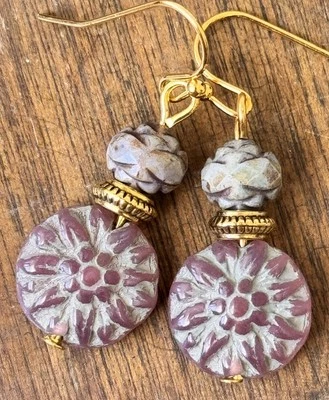 Pendientes de cuentas de dalia rosa oro, gris y frambuesa. Boho Chic. Bloom Foto 1 de 3
