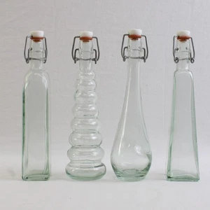 Menge 4 passende 8" große Klarglas leere dekorative Flaschen verschiedene Formen - Bild 1 von 5