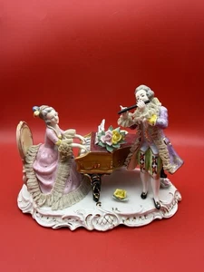 Estatuilla de encaje de porcelana vintage de Dresde pareja victoriana tocando piano y flauta - Imagen 1 de 8