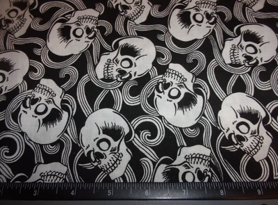 PC. DE TELA NEGRA CON CALAVERAS BLANCAS, 34" LARGO X 45"W Foto 1 de 3
