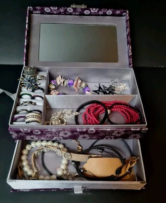 Modeschmuck 90er Konvolut Armbänder/Ohrringe, Ringe, Kette in Schmuckkästchen - Bild 1 von 4