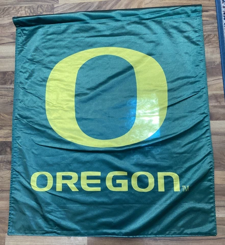 UNIVERSITY OF OREGON DUCKS BANNER GREEN/GOLD 38" X 34" VERY GOOD CONDITION Cover