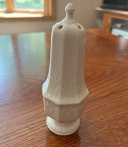 Lenox Sugar & Spice Collection Leaf Pattern Shaker 6 5/8" H - Picture 1 of 4