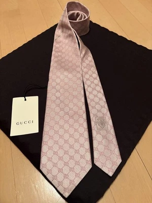 Corbata con etiqueta Gucci rosa seda patrón GG Foto 1 de 4