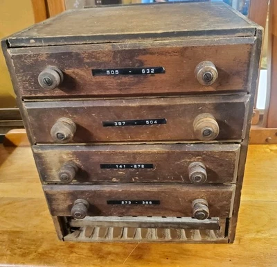 Gabinete de almacenamiento vintage de madera con varios cajones oficina de correos con llaves 13,5" x 13,5" x 15,5" Foto 1 de 4
