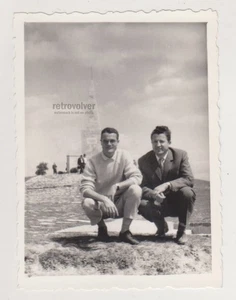 Zwei hübsche junge Männer Soldaten umarmen Umarmung Nähe Paar Gay Int Foto - Bild 1 von 1