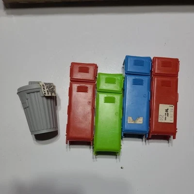 Vtg. 1970’s Fleer FOOT LOCKER  and topps can plastic toy - Image 1 of 2