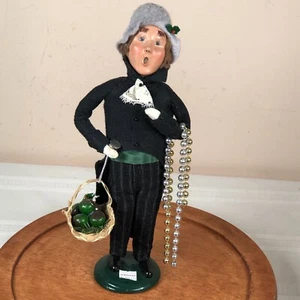 Byers Choice Carolers Man Basket Apples Christmas Garland Taschenuhr 1997 Vintage - Bild 1 von 6