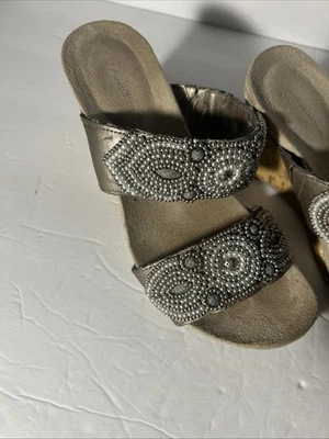 Cuña de peltre Croft & Barrow Darcy con detalle de cuentas talla 6Md Foto 1 de 4