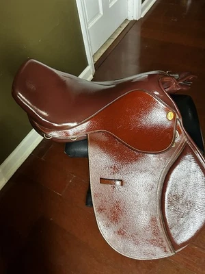 Sillín de contacto cercano Kincade de 15 pulgadas  Foto 1 de 4