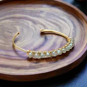 Brazalete de cristal ajustable en tono dorado hecho a mano - hipoalergénico y versátil - Imagen 1 de 4