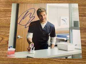 Matt Czuchry handsigniertes 8x10 The Resident Foto Conrad Hawkins - Bild 1 von 2