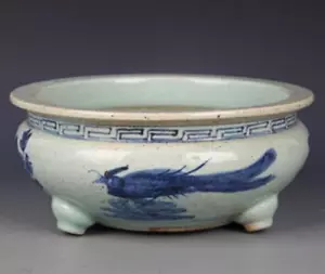 Un treppiede blu e bianco Censer 晚明 青花三足香爐 'pavone e floreale' tardo periodo Ming | - Foto 1 di 6