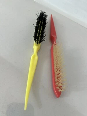 Lote de 2 cepillos de pelo burlándose de cerdas negras y transparentes con mango de colección - usados Foto 1 de 4