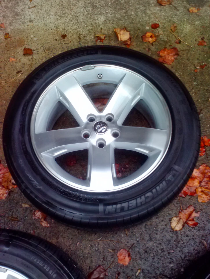 2009 Dodge Challenger R/T no flat tires and og mfg wheels - Image 1 of 2
