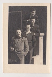 Linie liebevoll gutaussehender junger Männer umarmen Umarmung Nähe Paare Gay Int - Bild 1 von 1