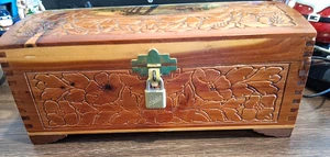 11" VINTAGE WOOD ENGRAVED JEWELRY BOX w/PICTURE & INSIDE FLOWER MIRROR, FOOTED - Picture 1 of 7