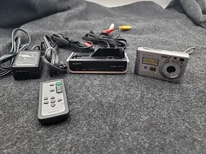 Sony Cyber-shot DSC-W80 7.2MP Digitalkamera mit Dockingstation - Silber - getestet - Bild 1 von 8