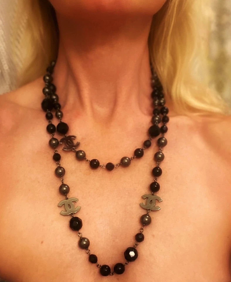 Collar Chanel Perla Larga CC Autenticado Negro Gris Plata Logo Foto 1 de 3