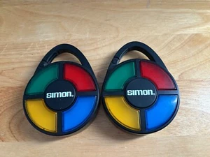 2er Set Simon Hasbro Electronic 2014 Karabiner Hand Reise Memory Spiele - Bild 1 von 3
